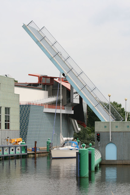 Bewegliche Brücke am Museum in Groningen, Niederlande