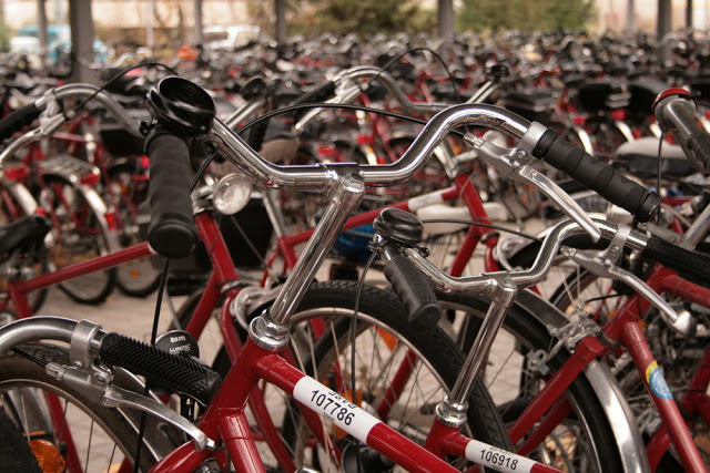 Pearl's Harbor: Fahrradparkplatz Firmenparkplatz für Fahrräder, Rotes Fahrrad