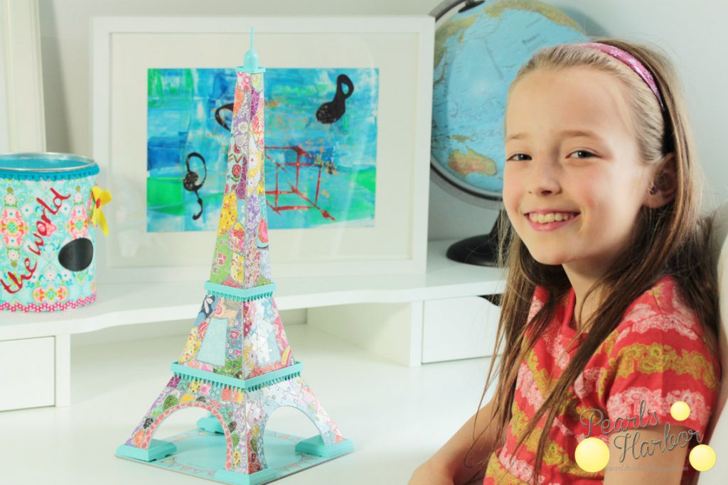 Der Eiffelturm als Patchwork-Kunstwerk mit bunten Stoffdetails vorgestellt auf Pearl's Harbor Blog