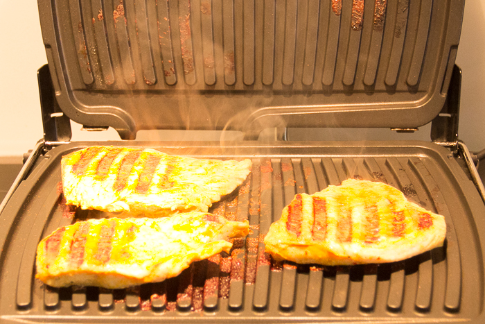 Eingelegte Putensteak ohne Fett im Haus gegrillt