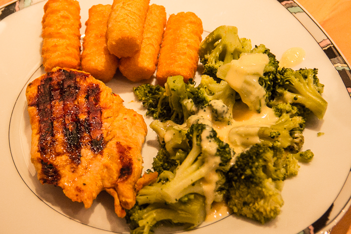 Hausfrauentechnik: Kroketten aus dem Backofen, Putensteak vom Tefal-Kontaktgrill und Broccoli aus dem Dampfgarer. Nur die Hollandaise wurde noch auf dem Herd gerührt.