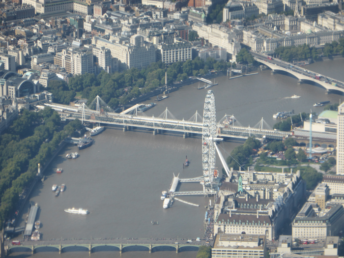 Flussschiffahrt auf der Themse Luftaufnahme London Eye Anflug Heathrow