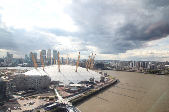 Skyline London mit Hochhäusern und alten Gebäuden, Themse Clipper