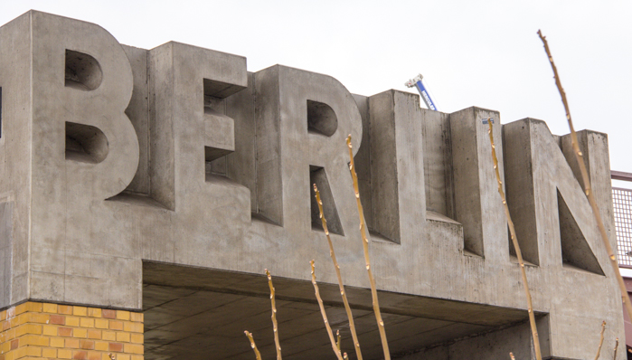 Betonbuchstaben an der Brücke zum alten Anhalterbahnhof Berlin / Gleisdreieck