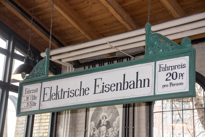 Elektrische Eisenbahn. Bahnhofsschild