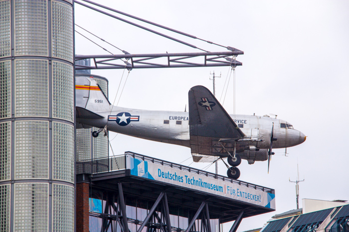 Flugzeug an der Fassade des Deutschen Technikmuseums in Berlin