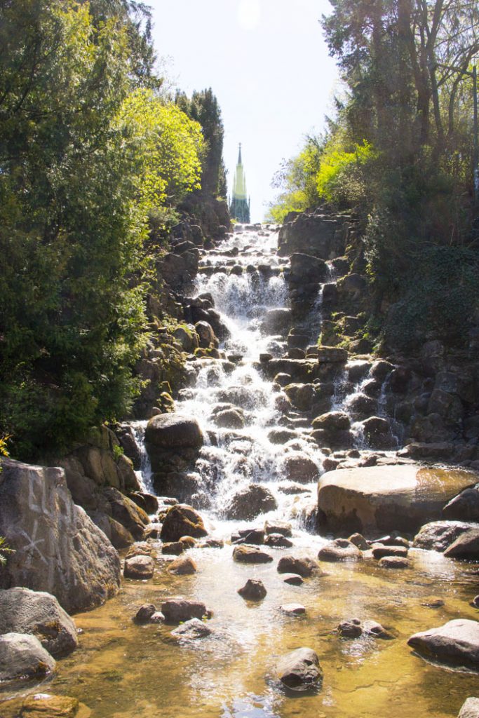 Wasserfall und Monument im Viktoriapark, Bezirk Friedrichshain-Kreuzberg Berlin