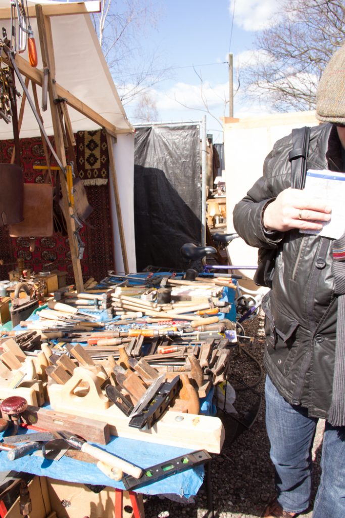 Da hat der Heimwerker Spaß: Alte Hobel und Werkzeug aus vergangenen Tagen. Auf dem Flohmarkt am Mauerpark in Berlin gibt es viel zu entdecken. 