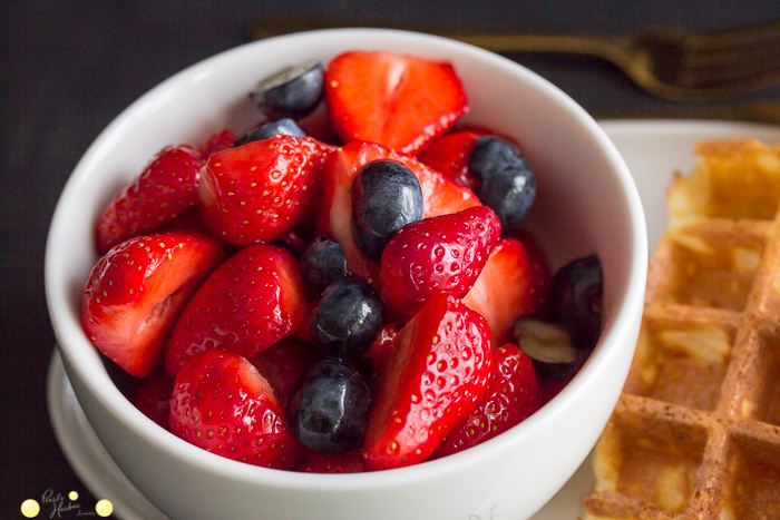 Dinkelwaffeln mit Schokoladensoße, Buttermilchwaffeln einfaches Rezept für fluffige Waffeln