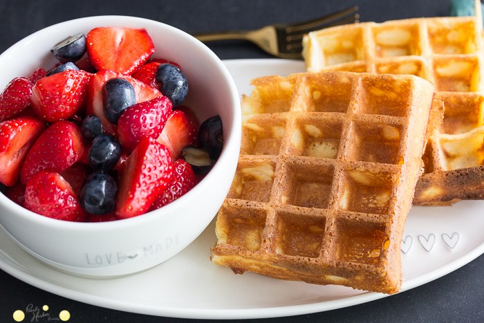 Dinkelwaffeln mit Schokoladensoße, Buttermilchwaffeln einfaches Rezept für fluffige Waffeln