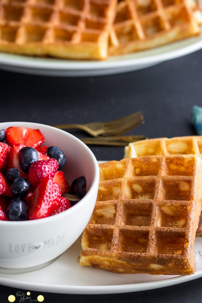 Dinkelwaffeln mit Schokoladensoße, Buttermilchwaffeln einfaches Rezept für fluffige Waffeln