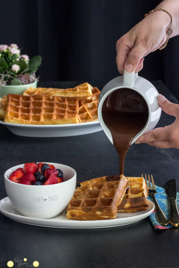 Einfaches Waffelrezept Dinkelwaffeln mit Schokoladensoße, Buttermilchwaffeln