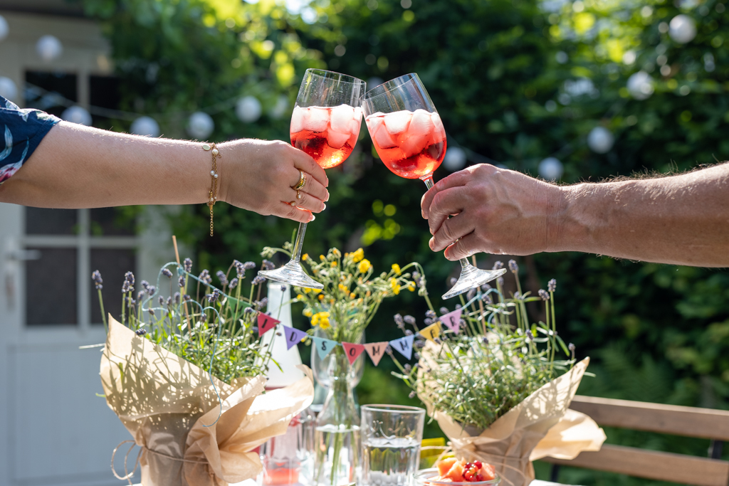 Wir stoßen an auf einen schönen Sommer. Midsommar in Deutschland